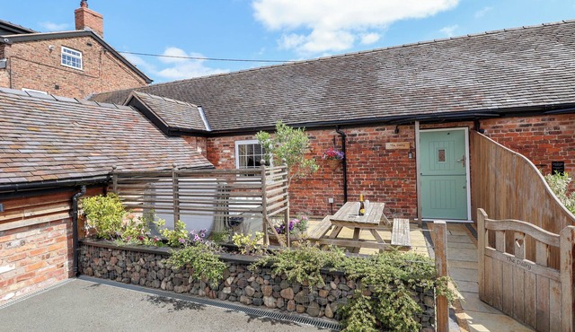 THE DAIRY, romantic, with hot tub in Chester