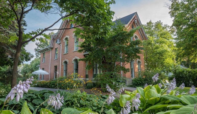 The Daisy Farm- A Victorian Manor on 79 acres w/vineyards, gardens & hot tub