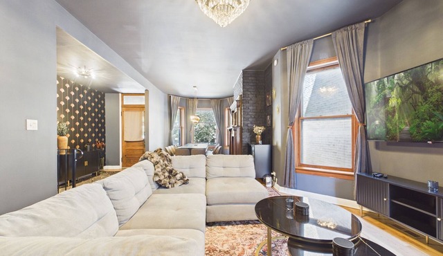 The Dakin Estate: 4BR Speakeasy | Walk to Wrigley