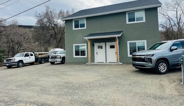 The Dam Lakehouse A, Fishing & Boating Basecamp