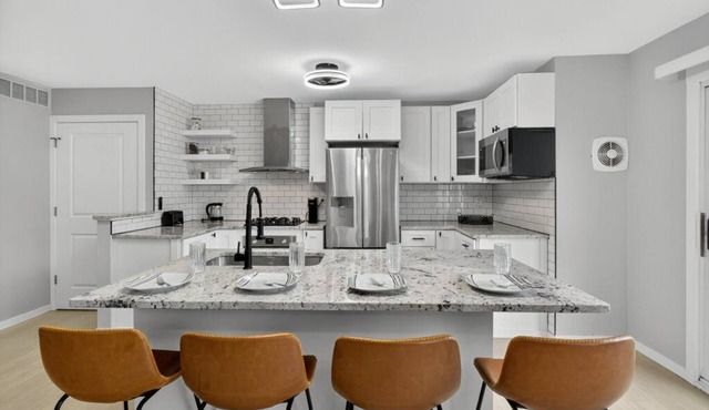 The Dante Residence -bedroom condo in serene Oak Park with AC comfort