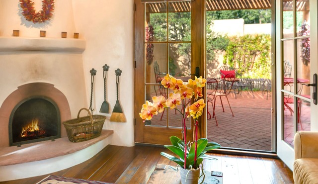 The Darling of Palace Ave! Enchanting Garden, 2Blks to Plaza & Canyon Rd.