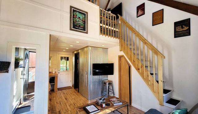 The Davis Loft - Perfect Location