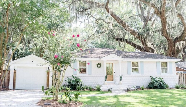 The Davis: Restored 1942 Coastal Retreat in Historic Oglethorpe Park, Sleeps 14