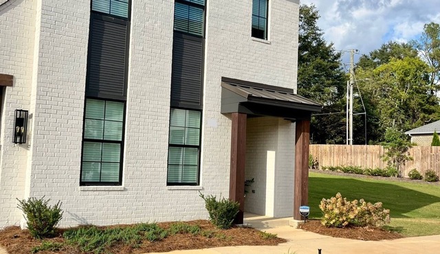 "The Dawg House" Townhouse