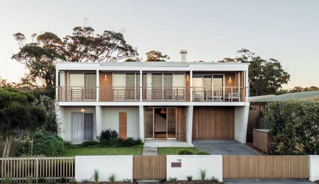 'The Dawn'- Beachside luxury 50m from beach