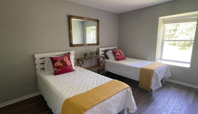 The Deannie Apt #6 - Simple and Homey 2bd w/WiFi