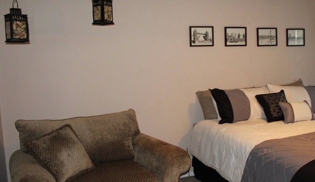 The Decanted Chateau; a two minute drive to Downtown Murphys