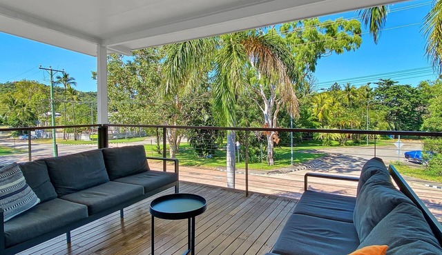 The Deck on Picnic - fun-filled family island getaway just an easy stroll to Picnic Bay beachfront