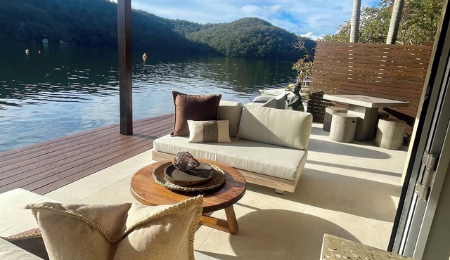 The Deckhouse, Cottage Point. Waterfront Adults Retreat.