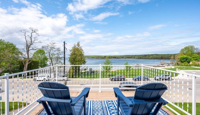 The Deckhouse | Water Views, Walk Downtown, Sauna