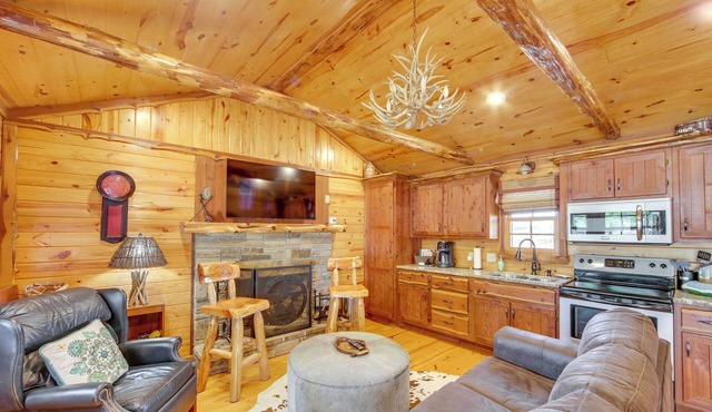 ‘The Deer’ Cabin Peaceful Refuge in East Texas