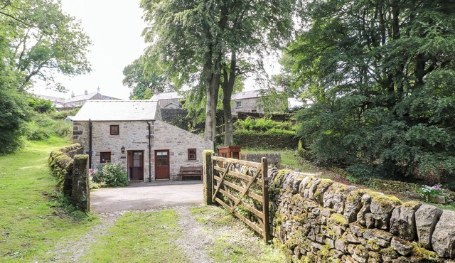 THE DELL, romantic, character holiday cottage in Winster