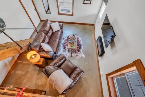 The Den at J-Barn - Secluded Retreat