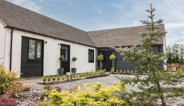 THE DEN, BANK TOP FARM, romantic, luxury holiday cottage in Ashbourne