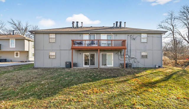 The Den: Delightful 2-Bedroom Retreat in Blue Springs