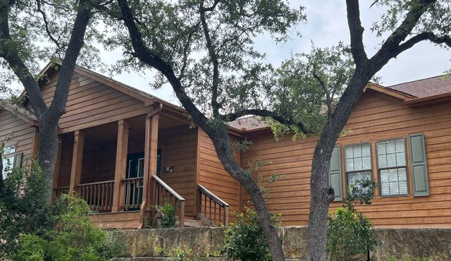 The Den - Family friendly, Close to Fiesta Texas