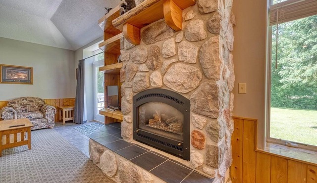 The Den: Hot Tub Fireplace RiverFront Pet Friendly 2 Bdrm