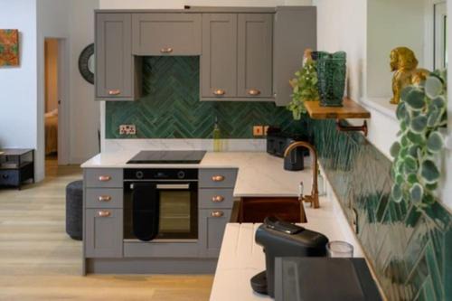 'The Den' Lakeview Apartment at Watersedge