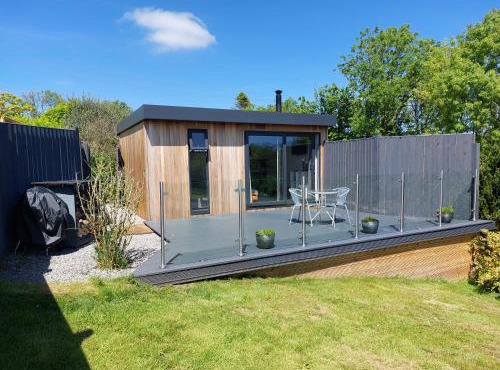The Den - Modern cabin with wood burning stove