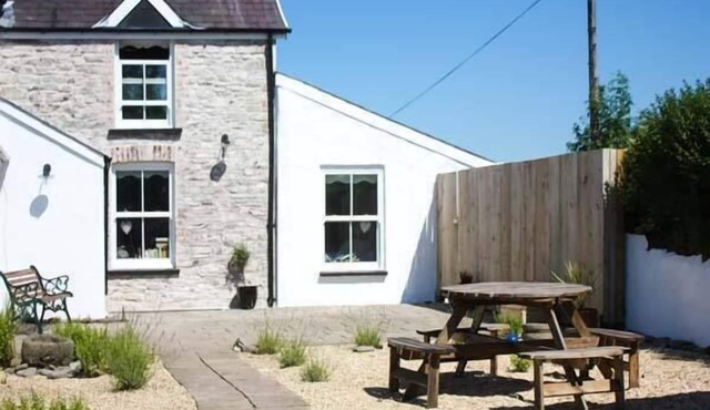 THE DEN, pet friendly, character holiday cottage in Llansteffan