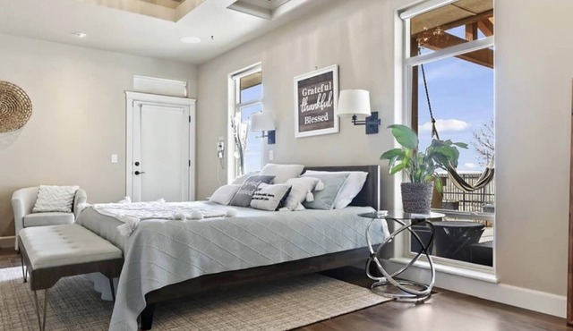 “The Desert Hideout” 4 Bedroom 3.5 bathroom