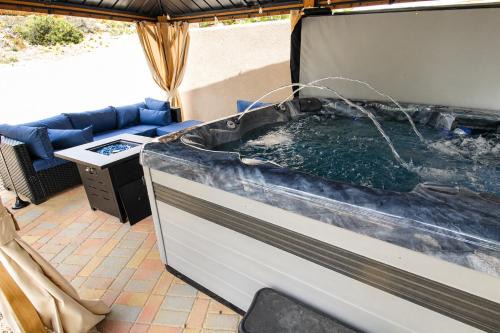 The Desert Retreat 9 Beds, Hot Tub Pool table