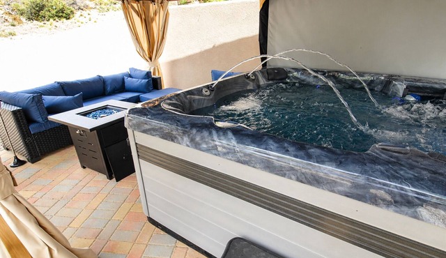 The Desert Retreat: 9 Beds, Hot Tub, Pool table, SUPERHOST