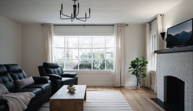 The Designers Apartment - 5 Minutes to Downtown