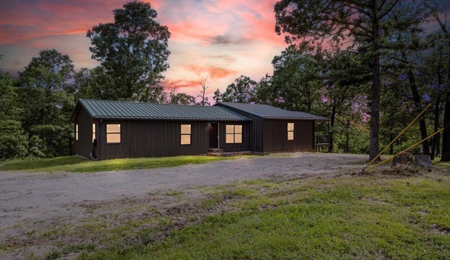 The Desperado Lodge - Rustic House on 170 Acres Close to Lake of the Ozarks