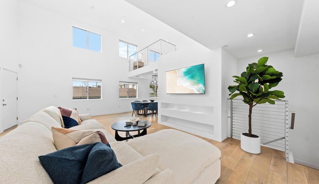 The Diamond Dune' Luxury Santa Monica Home Walk to Beach 4BR Parking 2 Balconies