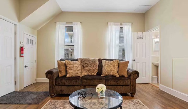The Diamond Dwelling - Queen Sz Bed - 30 Day Stay