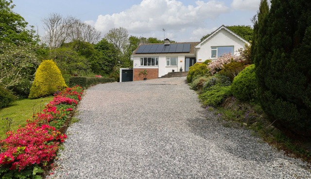 THE DINGLE, pet friendly, character holiday cottage in Stepaside