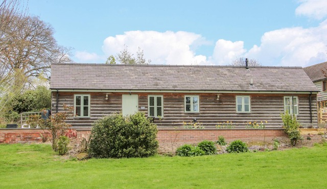 THE DIPPY, pet friendly, character holiday cottage in Aston On Clun