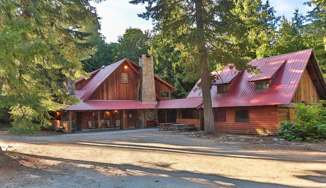 The Dirtyface Mountain Lodge CUP#1596nRustic charm, minutes to Leavenworth, Pool