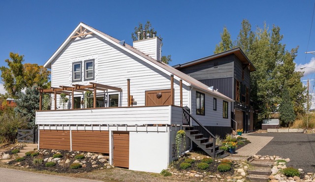 The Disco Chalet! 4-bed 3-bath, sleeps 10, pet friendly, Hot Tub, Walk downtown