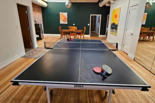 The Disco Loft - Downtown Springfield Apartment with Ping Pong