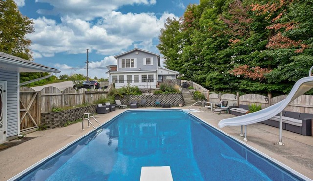 The Discovery Retreat: Heated Pool, Hot Tub, Firepit, BBQ, Sauna, Game Room