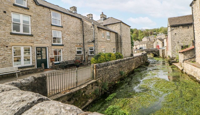 THE DISPENSARY, pet friendly, character holiday cottage in Bradwell