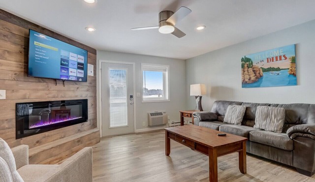 The Docksider - Couples & Young Families - Lakefront!