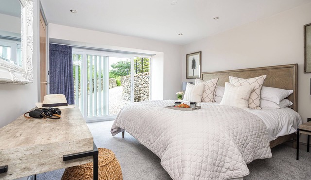 The Dog House -with hot tub and stunning far reaching views