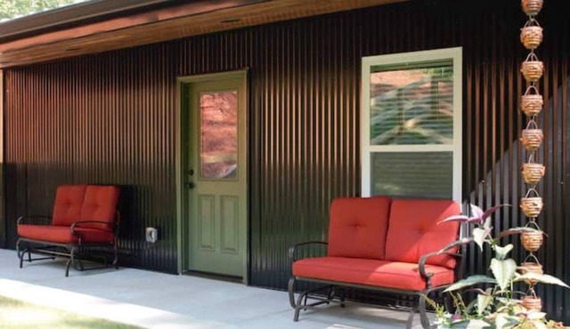The Dogwood Cabin-Dog Friendly-Fenced Yard- 2.2 miles from Lily Creek Farm