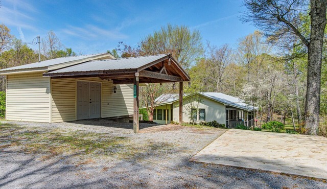 The Dogwood Cottage on Lake Guntersville