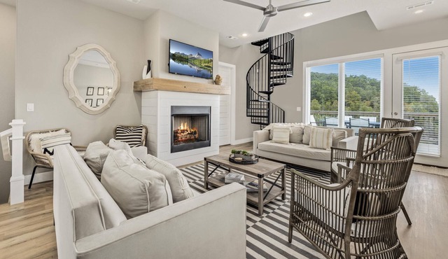 The Dogwood · Luxury Hot Tub· Lake Front Access ·
