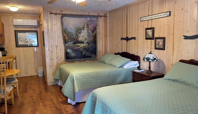 The Dogwood Room - Romantic Room with 2 Double Beds