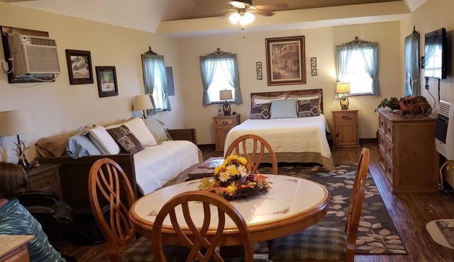 The Doll House: Beautifully decorated charming cabin located in the Arbuckles.