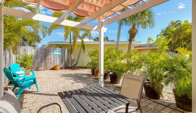 The Dolphin Den- Blocks to the Beach and River~Kayaks and Bikes provided!