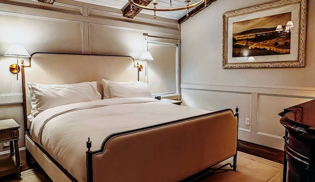 The Donna King Suite - Bootleggers Lodge on Lake Nokomis