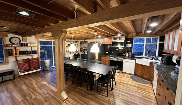 The Douglas Boathouse! Amazing location/Sleeps 20 in comfort/all ages friendly