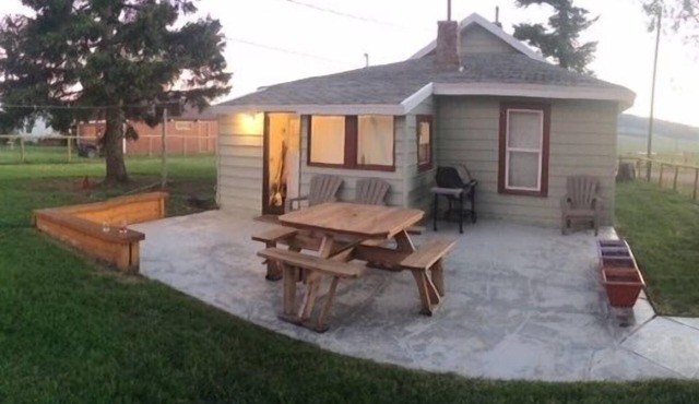 The Douglas Creek Cottage, Great Views, Cozy and Comfortable.